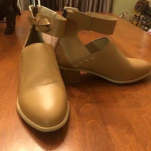 Cute stacked heel shoes with zipper in and out!